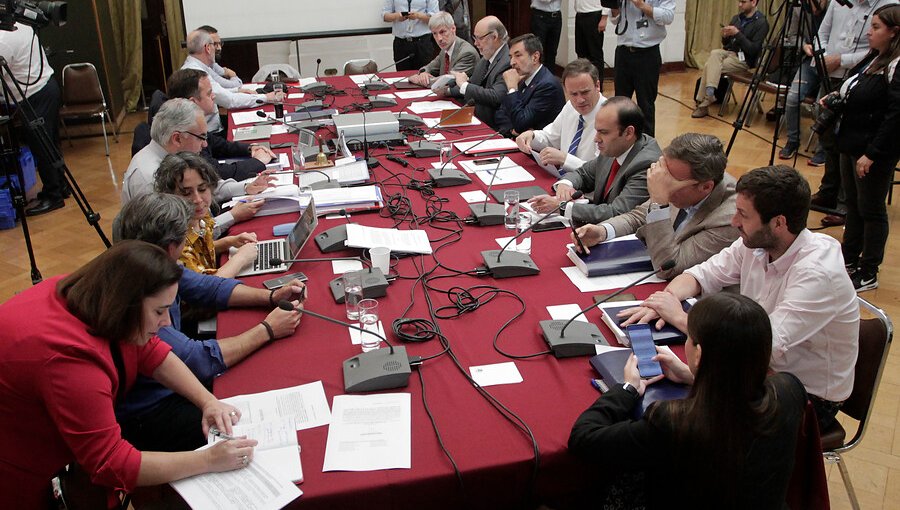 Comisión aprueba mecanismo para convocar a plebiscito para una nueva Constitución