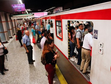 Metro de Santiago iniciará operaciones a las 06:00 horas y con 231 buses de apoyo