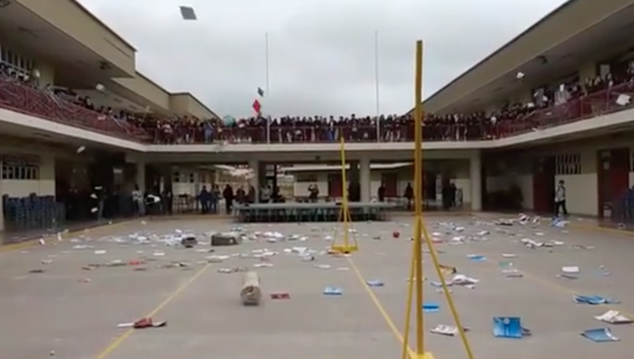 Como protesta, alumnos de un liceo de Quilpué lanzaron cuadernos y libros desde un segundo piso