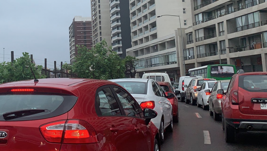 Llovizna y semáforos apagados generan congestión vehicular en Valparaíso y Viña del Mar