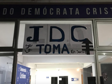 Juventud de la Democracia Cristiana se tomó la sede del partido exigiendo "una sola voz"