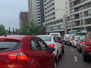 Llovizna y semáforos apagados generan congestión vehicular en Valparaíso y Viña del Mar