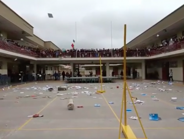 Como protesta, alumnos de un liceo de Quilpué lanzaron cuadernos y libros desde un segundo piso