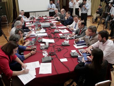 Comisión aprueba mecanismo para convocar a plebiscito para una nueva Constitución