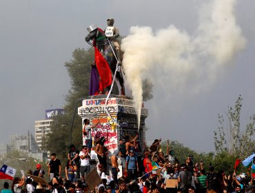 Nuevos incidentes y enfrentamientos se registran entre manifestantes y Carabineros en Plaza Italia