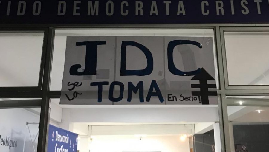 Juventud de la Democracia Cristiana se tomó la sede del partido exigiendo "una sola voz"