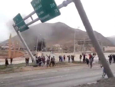 Manifestantes derribaron portal con señalética en ruta de la región de Antofagasta