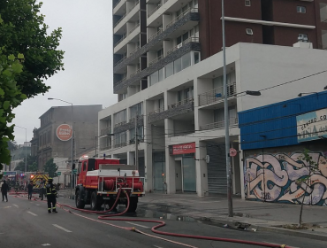 Fuga de gas obliga a Bomberos a evacuar la totalidad de un edificio en Viña del Mar