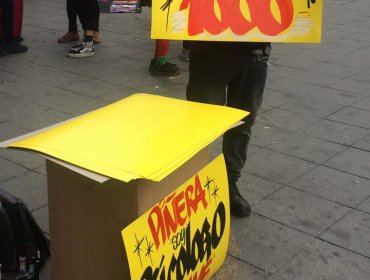 El comercio se reinventa en Valparaíso: pancartas "anti Piñera" causan furor en plaza Sotomayor