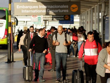 Aeropuerto de Pudahuel funciona con normalidad, pero controladores se declaran "en alerta"