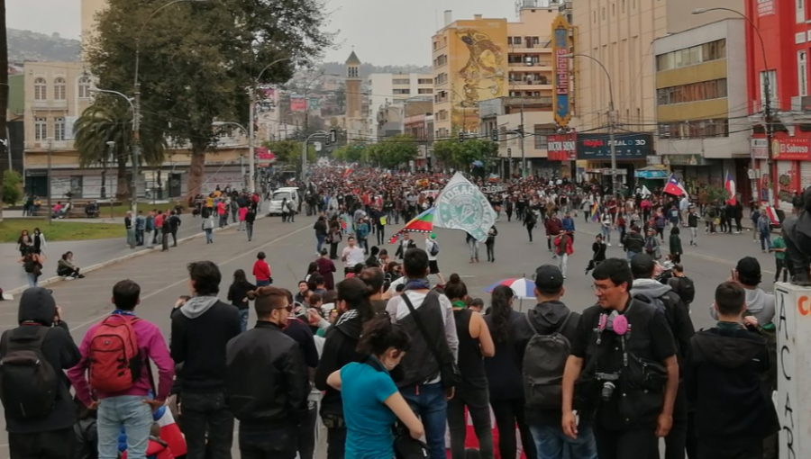 Miles de personas se movilizaron hasta las inmediaciones del Congreso en Valparaíso