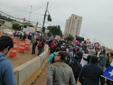 Cerca de mil manifestantes inician marcha masiva en Concón que espera terminar en las dunas