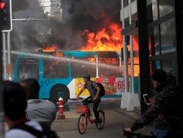 Balance Transantiago: 17 choferes agredidos, 4 buses quemados y 506 vandalizados