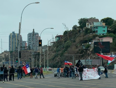 Portuarios y pescadores de Valparaíso se manifestaron bloqueando el tránsito por momentos