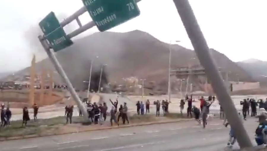 Manifestantes derribaron portal con señalética en ruta de la región de Antofagasta