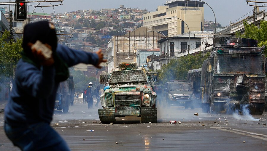 Al menos 40 lesionados tras marcha en Valparaíso: hay un atropellado por carro policial y otro con trauma ocular grave