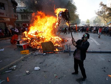 Concentración en Plaza Italia culmina con diversos disturbios en los alrededores