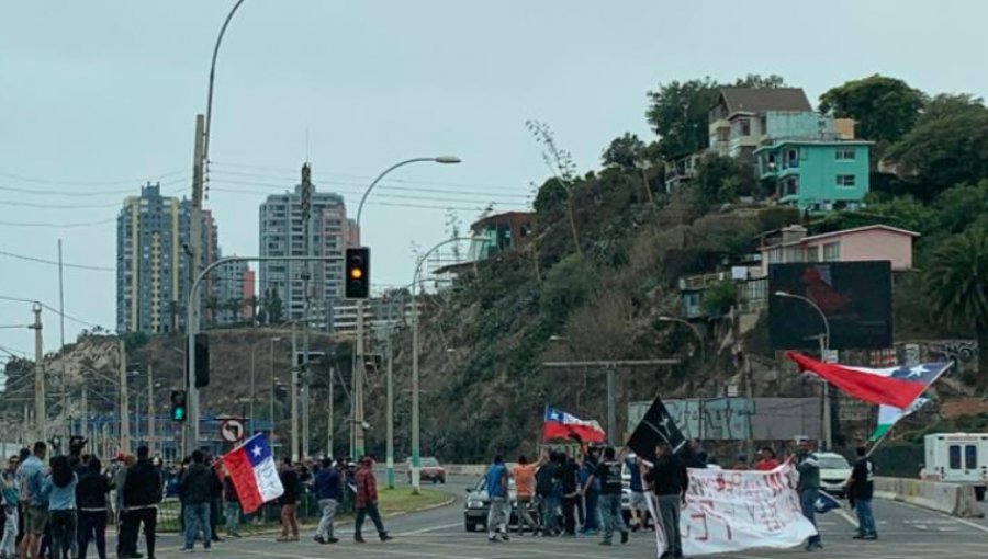 Portuarios y pescadores de Valparaíso se manifestaron bloqueando el tránsito por momentos