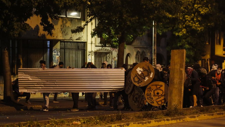 Atacaron 5 cuarteles de Carabineros: 8 heridos en Subcomisaría de Peñalolén