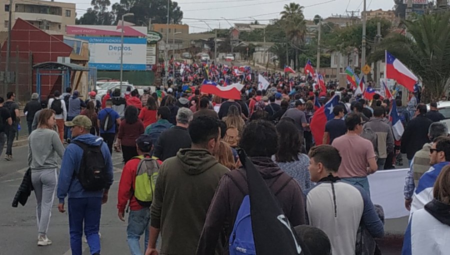 Masiva movilización por las calles de Concón finaliza en completa tranquilidad