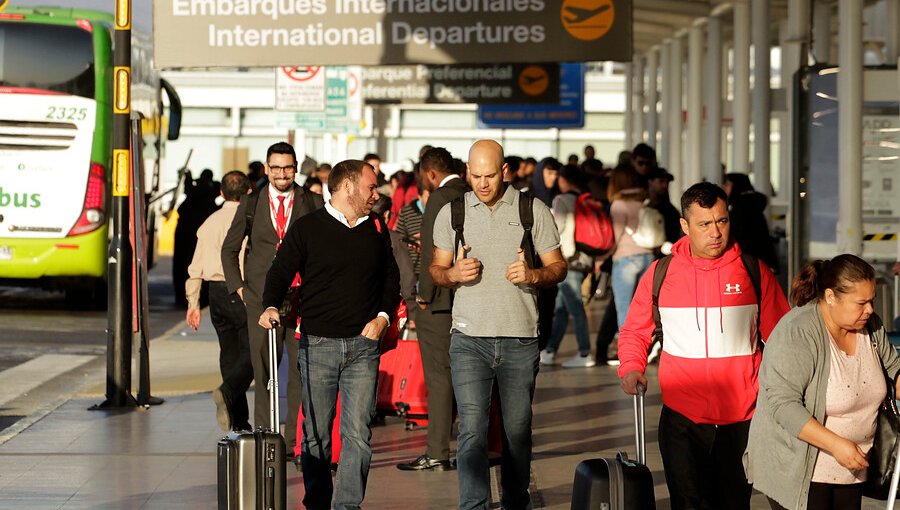 Aeropuerto de Pudahuel funciona con normalidad, pero controladores se declaran "en alerta"