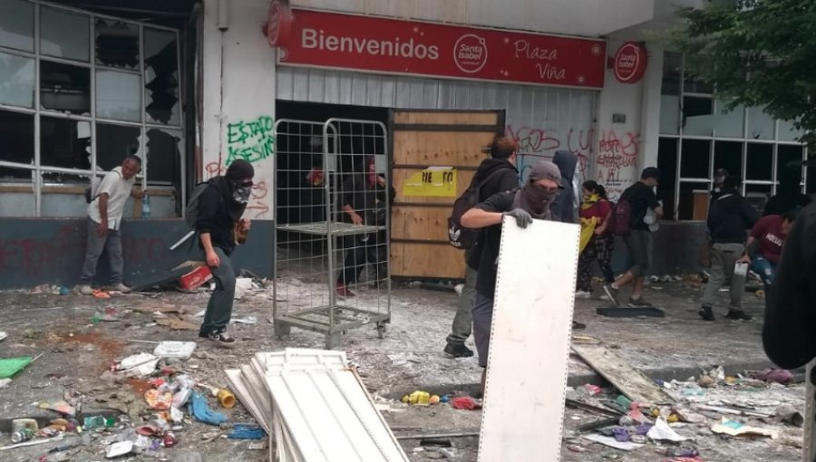 Manifestación en Viña del Mar fue pacífica hasta que antisociales ingresaron a saquear supermercado