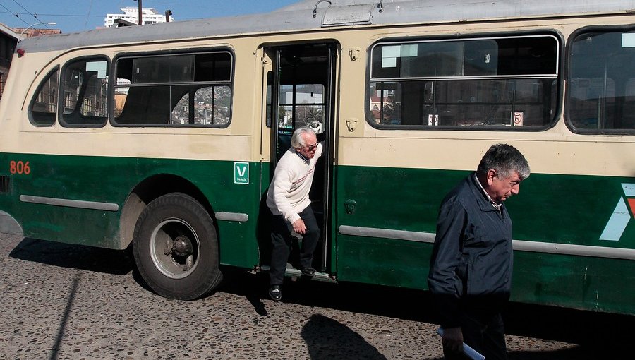 Proyecto para rebajar pasajes a adultos mayores fue aprobado y pasa a segundo trámite