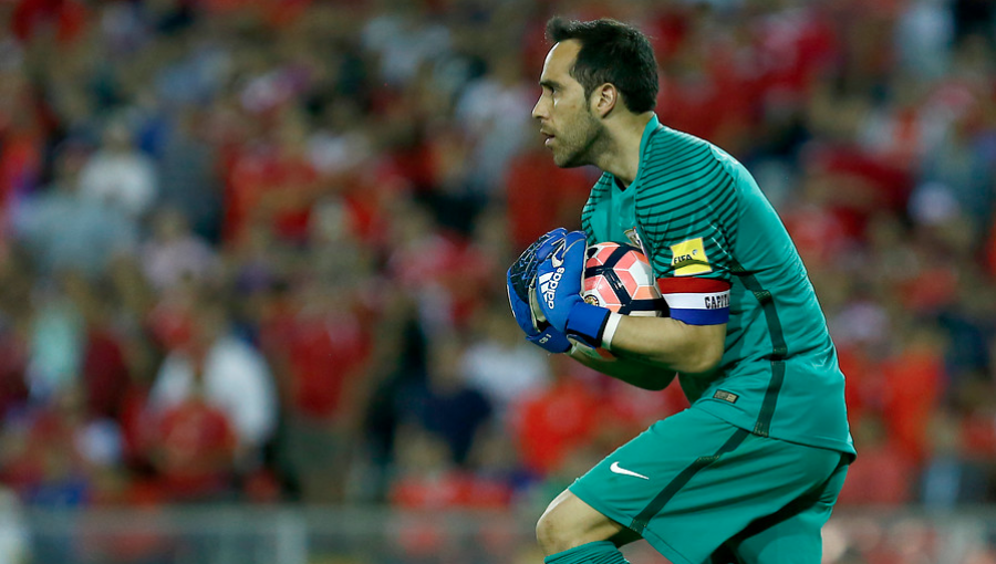 Claudio Bravo arribó al país para sumarse a los entrenamientos de la Roja