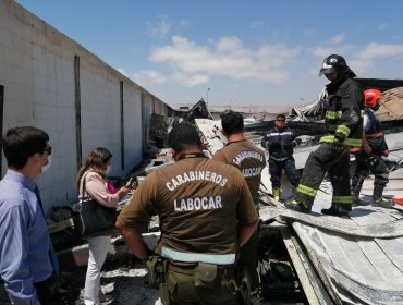 Encuentran cuerpo sin vida entre escombros de supermercado saqueado e incendiado en Arica