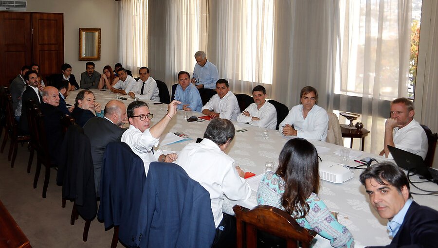 Diálogo entre oficialismo y oposición para acordar una nueva Constitución continuará este jueves