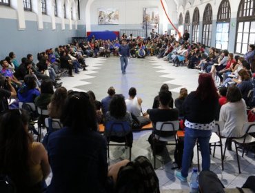 Parlamentarios y concejales acusan "sesgo ideológico" en iniciativas de participación de alcalde Jorge Sharp