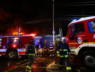 Antisociales saquearon, destruyeron e incendiaron supermercado en Arica: evacuaron viviendas aledañas