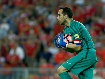 Claudio Bravo arribó al país para sumarse a los entrenamientos de la Roja