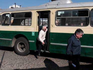 Proyecto para rebajar pasajes a adultos mayores fue aprobado y pasa a segundo trámite