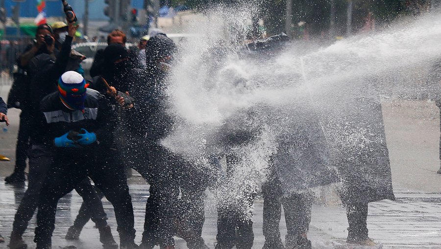 55 personas resultaron lesionadas tras manifestaciones en Valparaíso: tres casos son de daños oculares