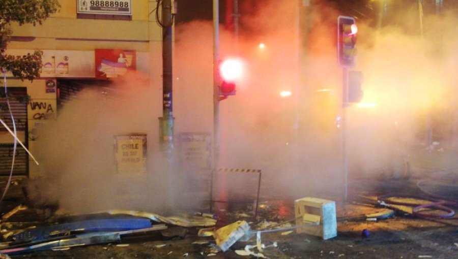 Incendio consumió farmacia de la Av. Pedro Montt de Valparaíso: previamente fue saqueada