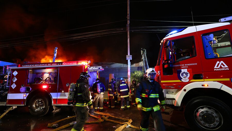 Antisociales saquearon, destruyeron e incendiaron supermercado en Arica: evacuaron viviendas aledañas