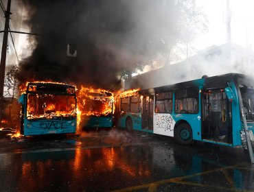 Intendencia Metropolitana presentó querellas por quema de 17 buses