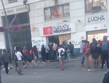 Concentración en plaza Sucre de Viña del Mar deriva en nuevo saqueo a farmacia