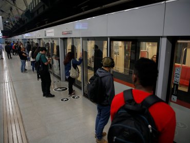 Metro de Santiago iniciará sus operaciones este viernes a las 06:00 horas con 241 buses de refuerzo