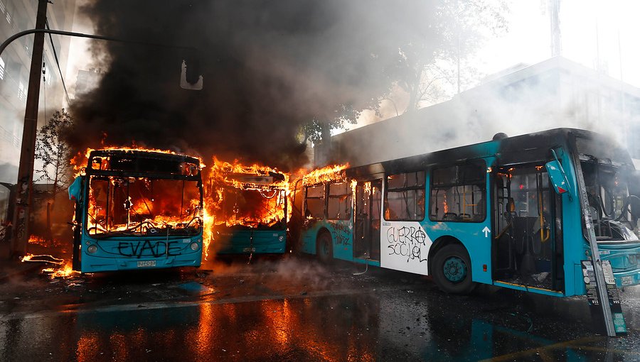 Intendencia Metropolitana presentó querellas por quema de 17 buses