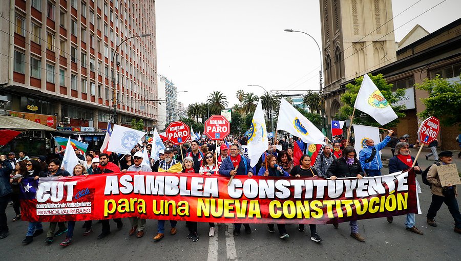 Abogado Juan Carlos Manríquez: Muchas de las demandas sociales "no se tratan en constituciones, sino en leyes orgánicas"