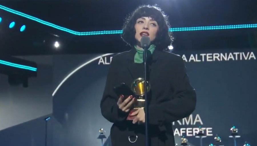 Mon Laferte realizó una potente protesta en la alfombra roja de los Latin Grammy 2019