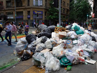 Continúa el paro de recolectores de basura: 42 comunas afectadas en la región Metropolitana