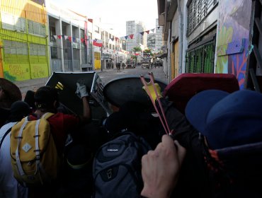 Manifestantes derribaron vallas de seguridad para ingresar al Congreso en Valparaíso