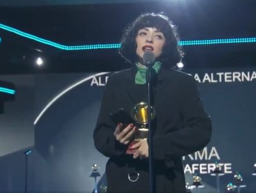 Mon Laferte realizó una potente protesta en la alfombra roja de los Latin Grammy 2019