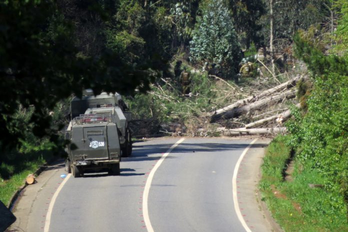 Ataques en Tirúa dejan un carabinero herido de bala y una cabaña destruida