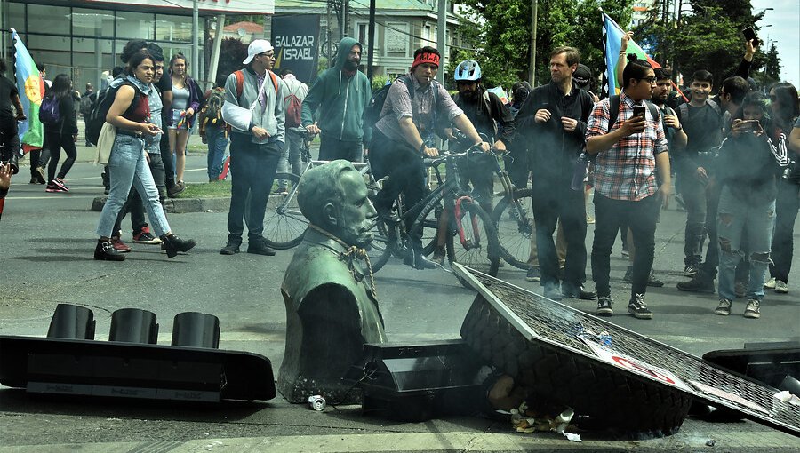 Armada rechazó el derribo y destrucción de estatua de Arturo Prat en Temuco