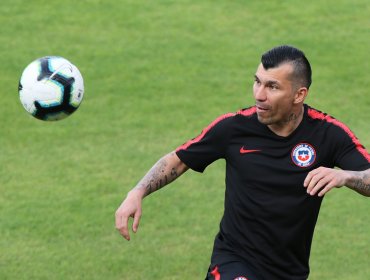 Gary Medel: "Íbamos a jugar contra Perú, pero al llegar a Chile cambiamos de opinión"