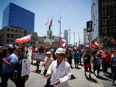 Trabajadores de centros asistenciales de Valparaíso marchan exigiendo mejoras en la salud